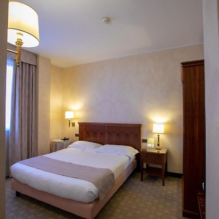 Scia' On Martin Hotel Buscate Luaran gambar