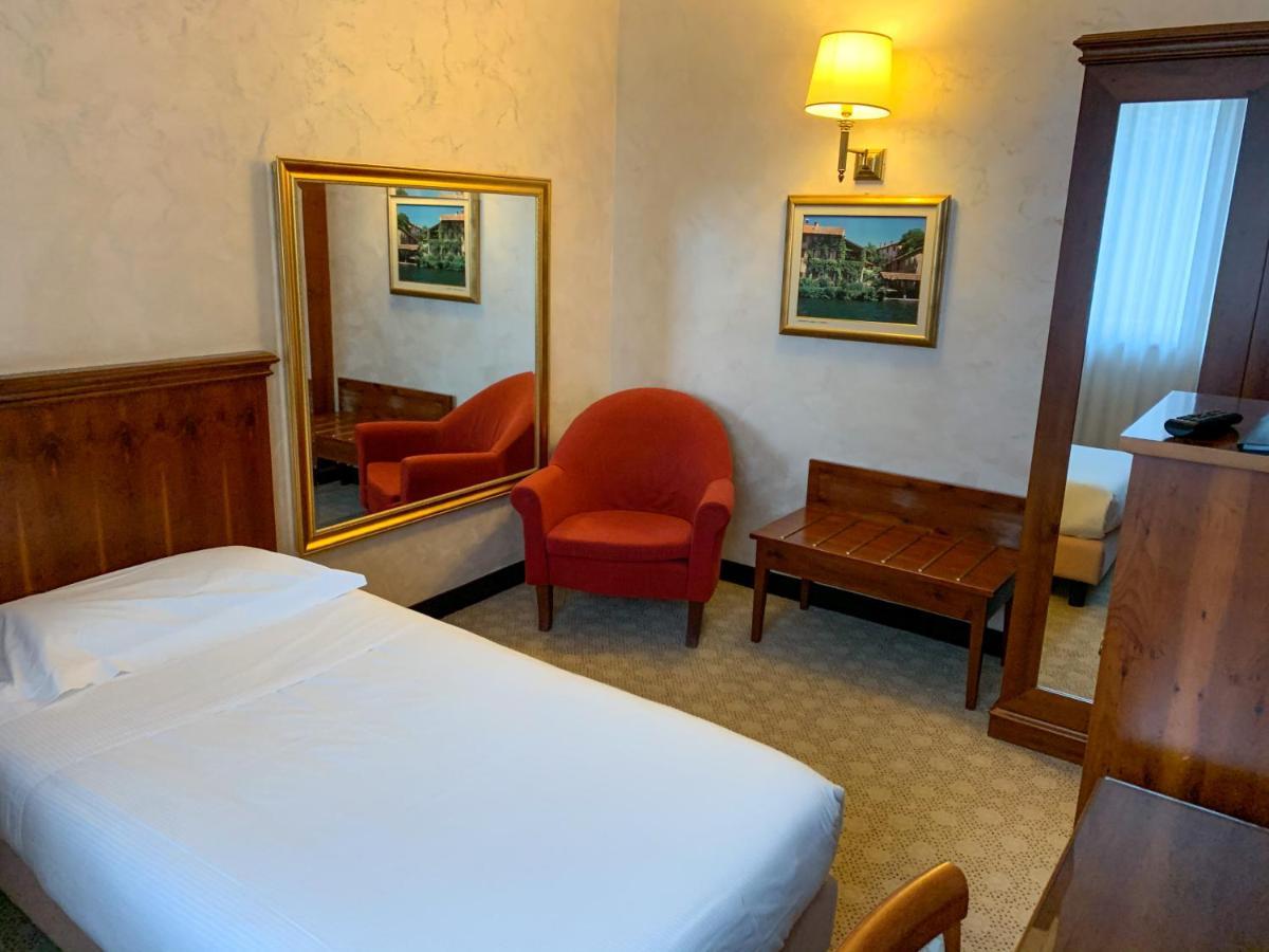 Scia' On Martin Hotel Buscate Luaran gambar