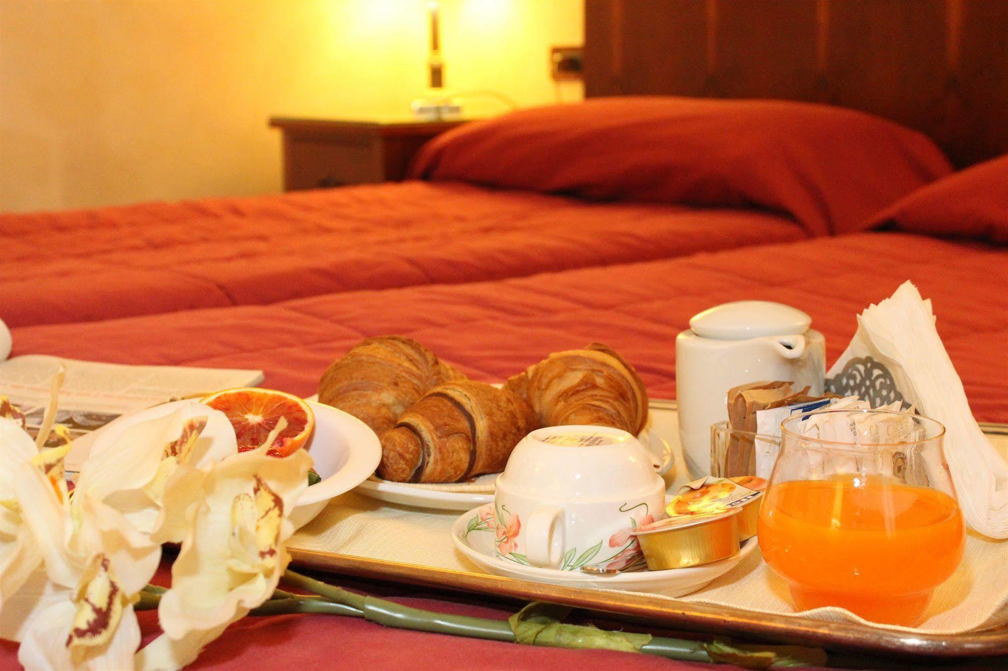 Scia' On Martin Hotel Buscate Luaran gambar