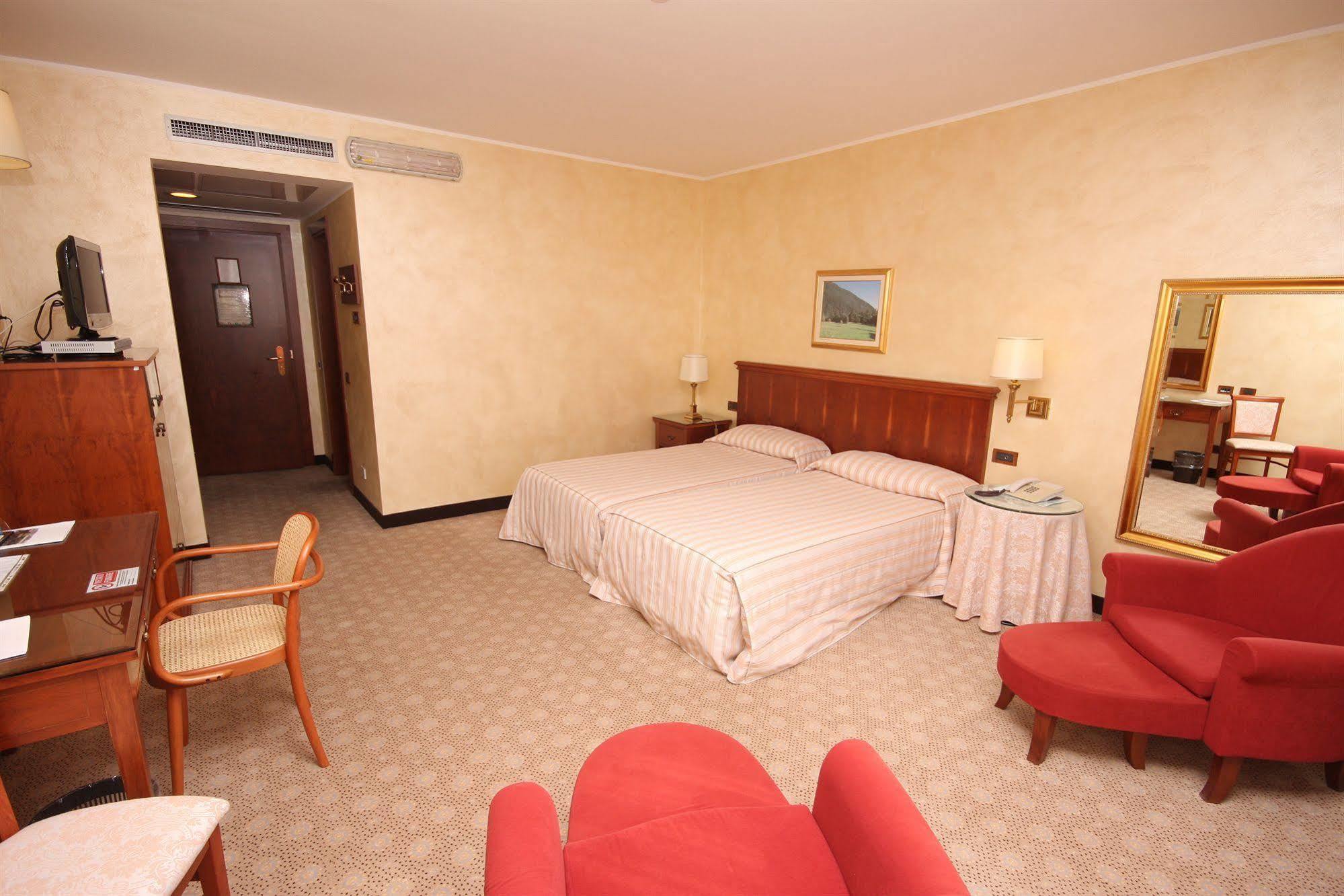 Scia' On Martin Hotel Buscate Luaran gambar