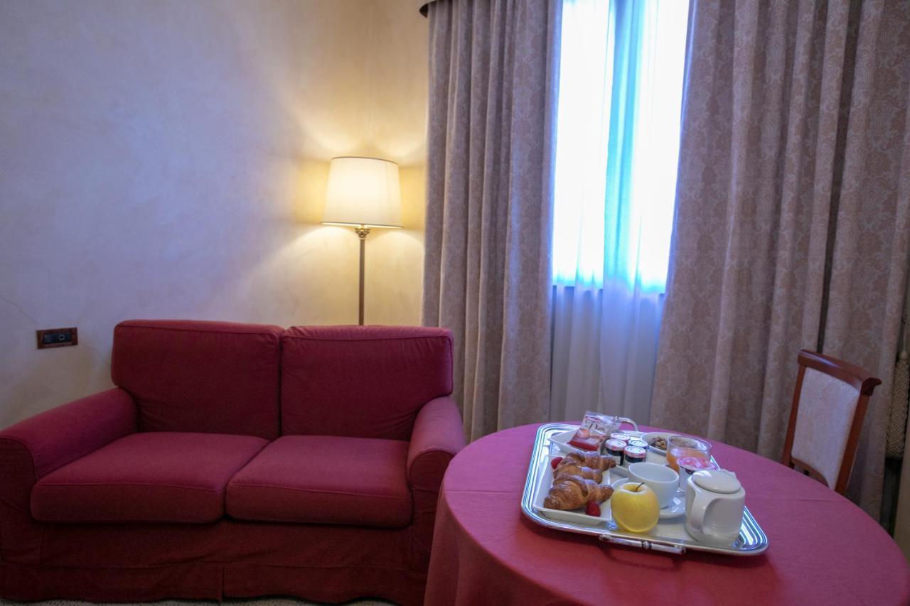 Scia' On Martin Hotel Buscate Luaran gambar