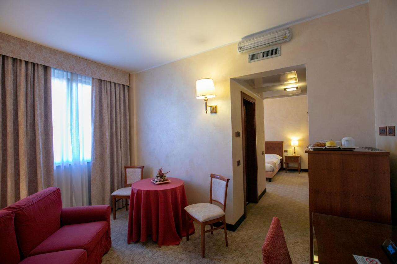 Scia' On Martin Hotel Buscate Luaran gambar