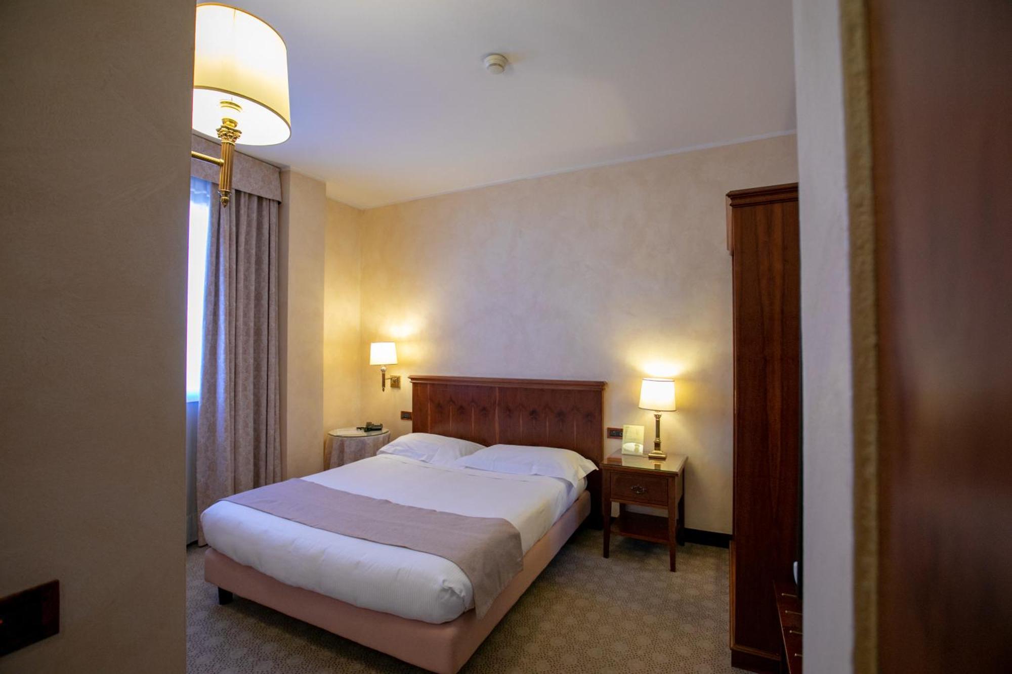 Scia' On Martin Hotel Buscate Luaran gambar