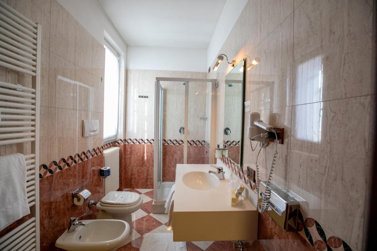 Scia' On Martin Hotel Buscate Luaran gambar