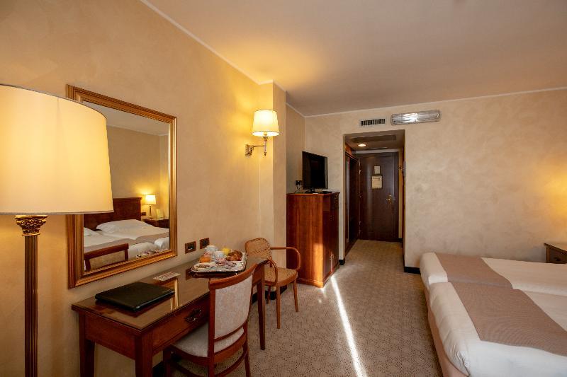 Scia' On Martin Hotel Buscate Luaran gambar