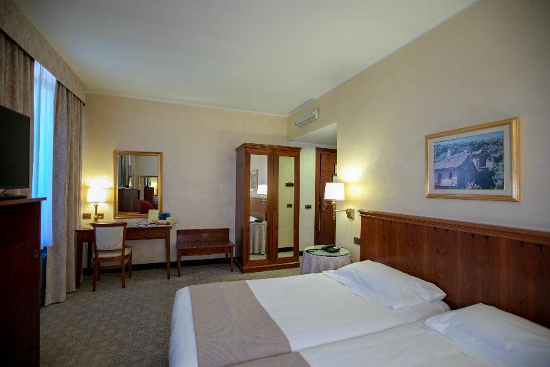 Scia' On Martin Hotel Buscate Luaran gambar